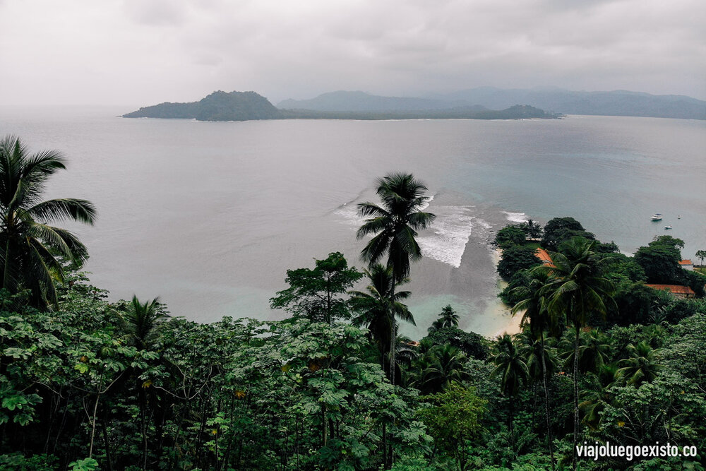  Vistas aéreas desde la isla de Rolas, se puede ver la isla de Santo Tomé en frente 