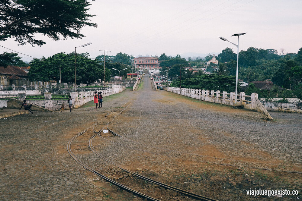  Vistas de la calle principal de la Roça Agostinho Neto, donde se pueden ver las antiguas vías del ferrocarril. 