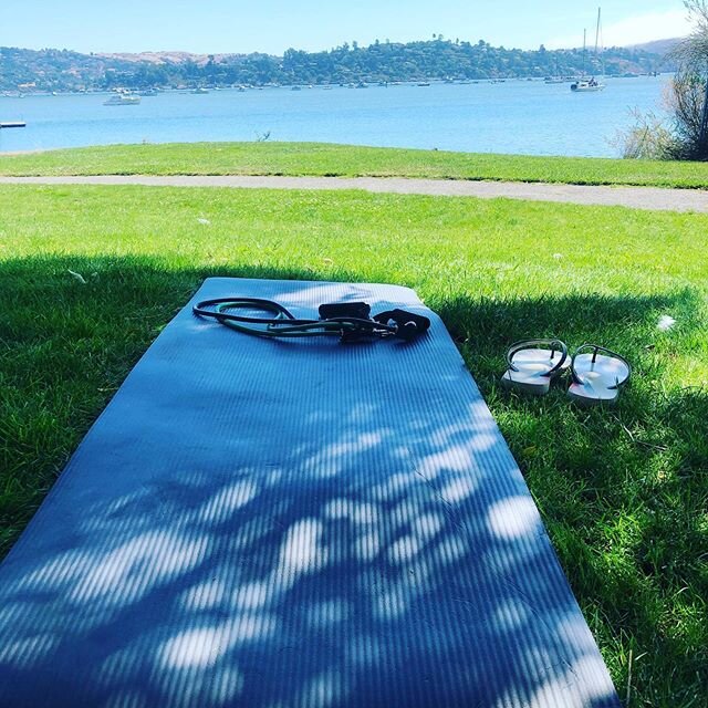 Outdoor workouts are just 👌. I&rsquo;m sure you all know about it by now 😉. &bull;
&bull;
&bull;
&bull;
#outdoors #workout #mothernature #thebestgym #monday