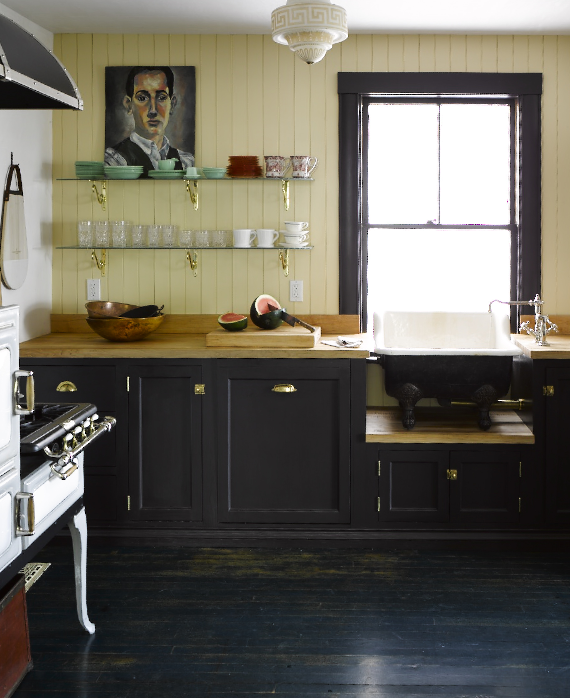 The sink makes this basic farmhouse kitchen swoon-worthy.