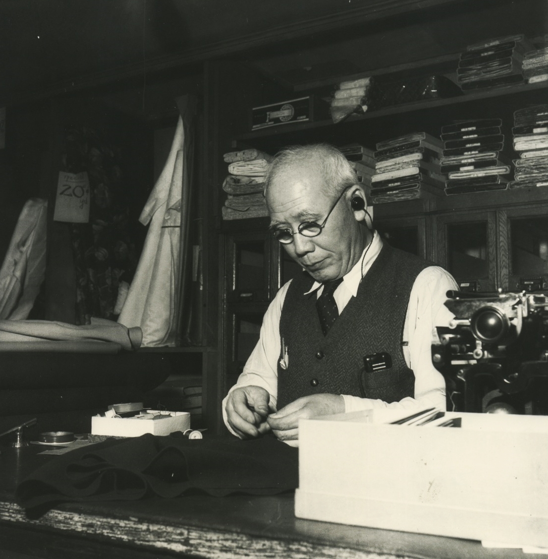 photo of shojiro tatsuno taken around 1942 at the san francisco nichi bei bussan by dorothea lange taylor, noted photographer.