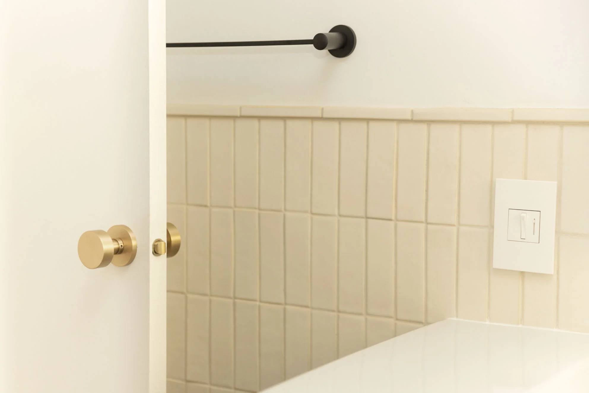 Emtek - 30” Towel Bar in Matte Black and Contemporary Round Door Knob with Disc Rosette