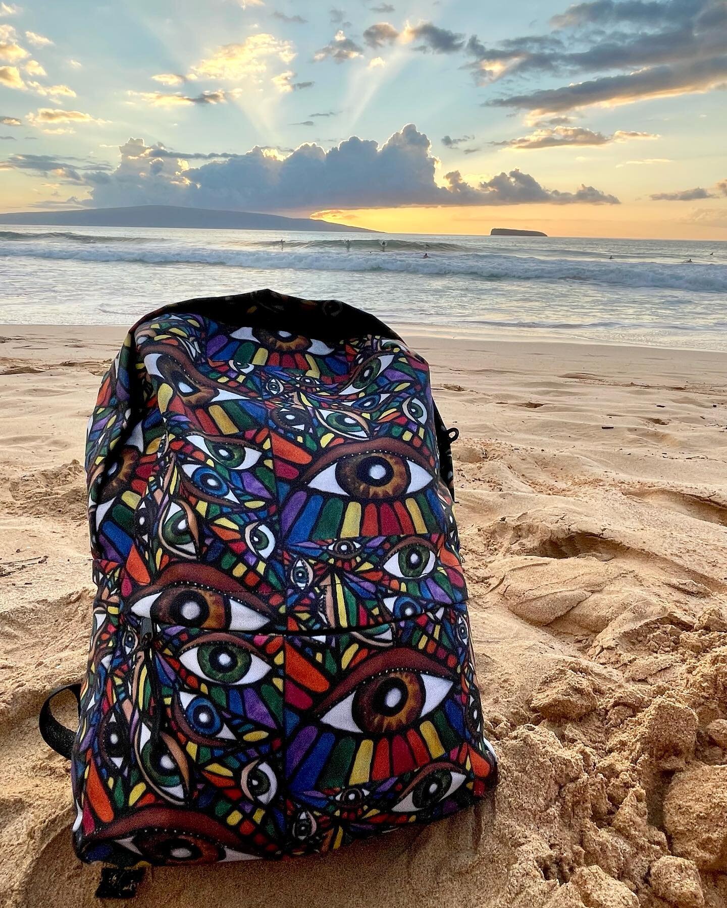 Hawaii looks good on you, Rainbow Vision backpack 😊!