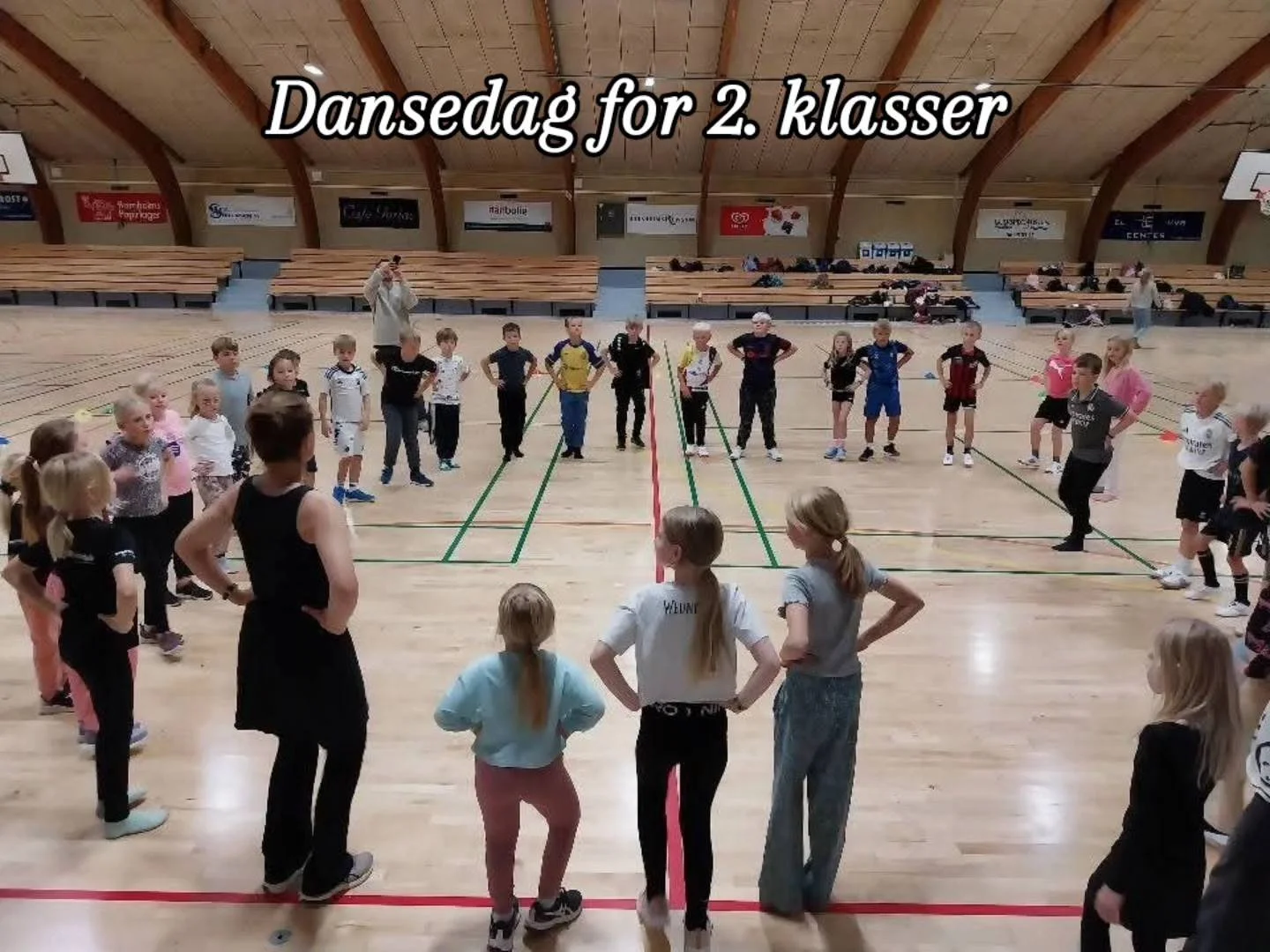 I dag var Dansedag p&aring; Bornholm for en masse af &oslash;ens 2. klasser, som p&aring; skift kom og dansede Groove og Danseserier. Tak til Dansk Skoleidr&aelig;t for initiativ til arrangementet og prioritering af dans og bev&aelig;gelse i folkesko