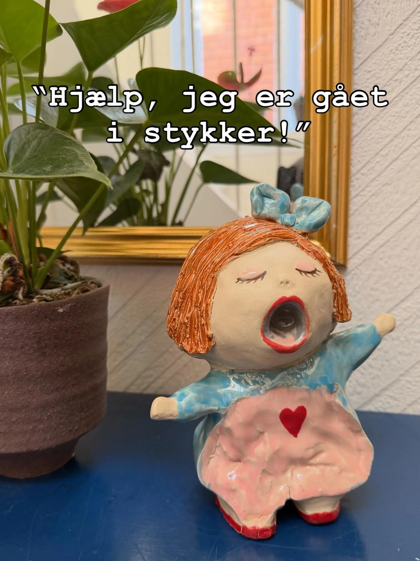 Min nye figur gik i stykker under br&aelig;ndingen og hedder sjovt nok : &ldquo;Hj&aelig;lp, jeg er g&aring;et i stykker!&rdquo; Det kan ske for alle.. ogs&aring; for keramik-skulpturer.. S&aring; er det godt jeg snart er f&aelig;rdig som psykoterape