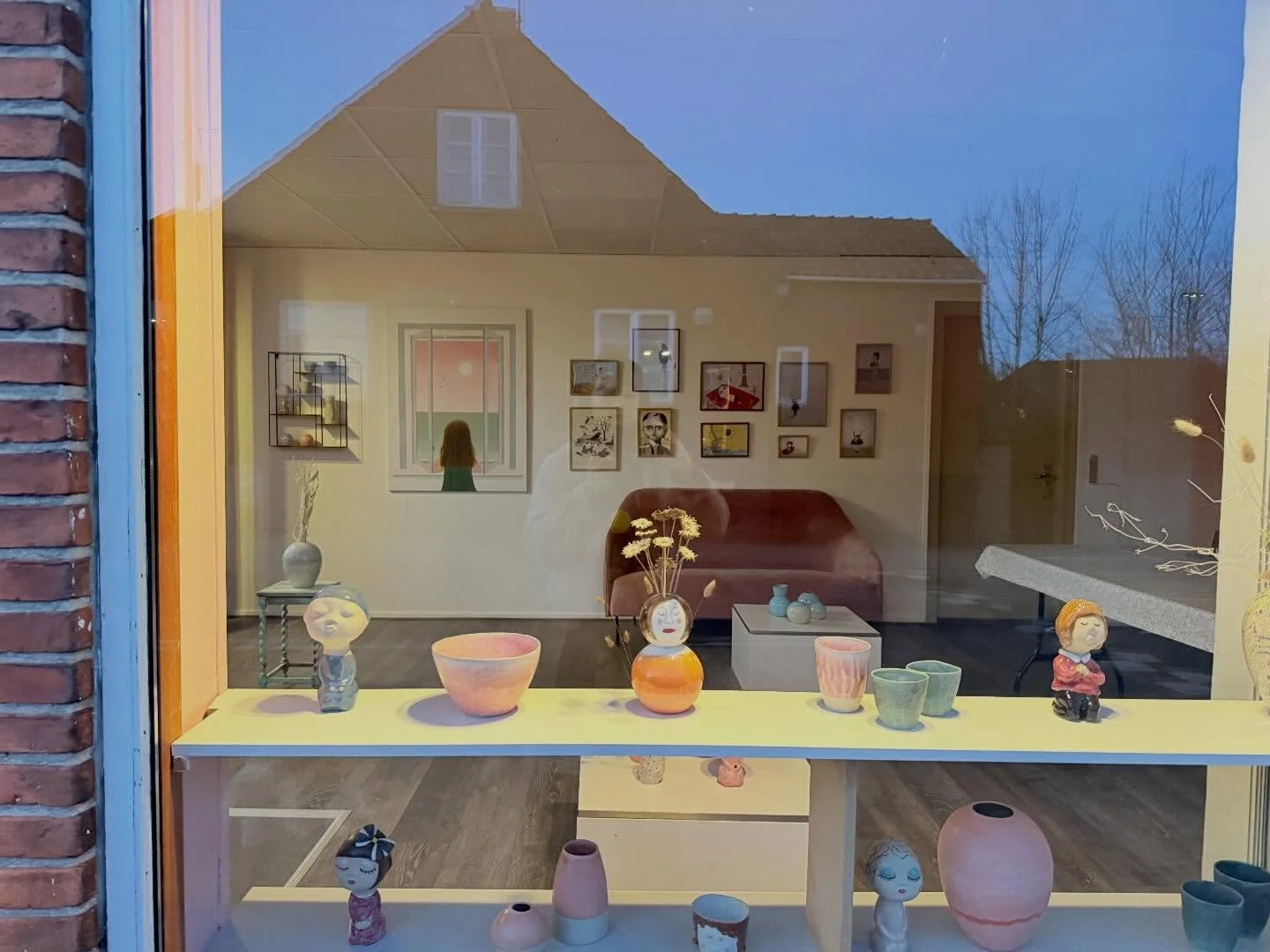 Det nye MUTE studio showroom, nu med kunsttryk og flere billeder p&aring; v&aelig;ggene, og lys i vinduerne om aftenen 🎶 Jeg gl&aelig;der mig til &aring;bning p&aring; onsdag kl 15-18 🐣🌸 #Aasen_12 #nex&oslash;