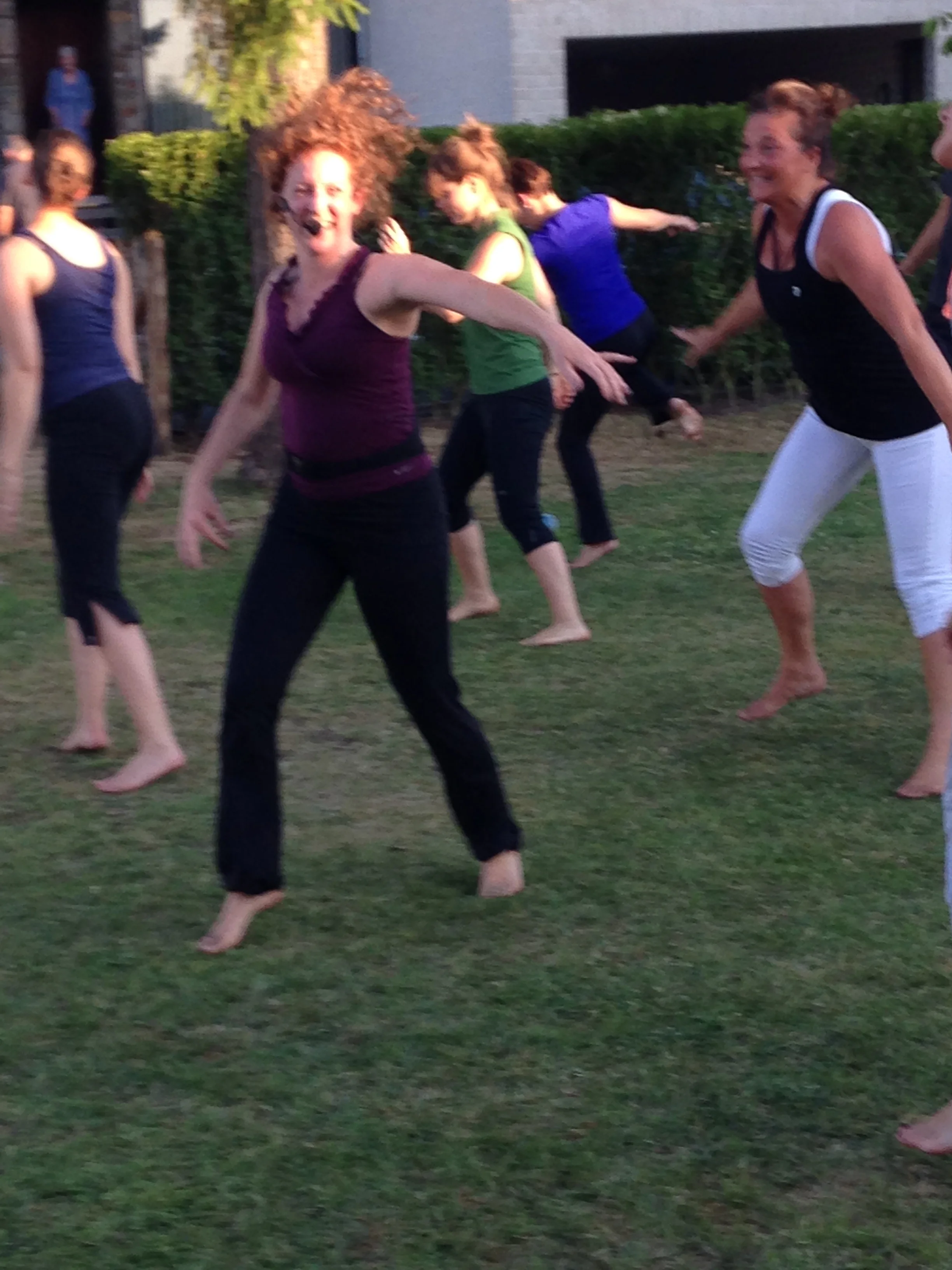 Nia dansen op 't gras