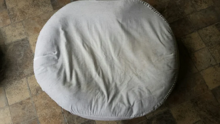  This shows the results of a dirt test. A white fitted pet bed sheet was placed on pet bed and in 3 days was dirty and stained.
