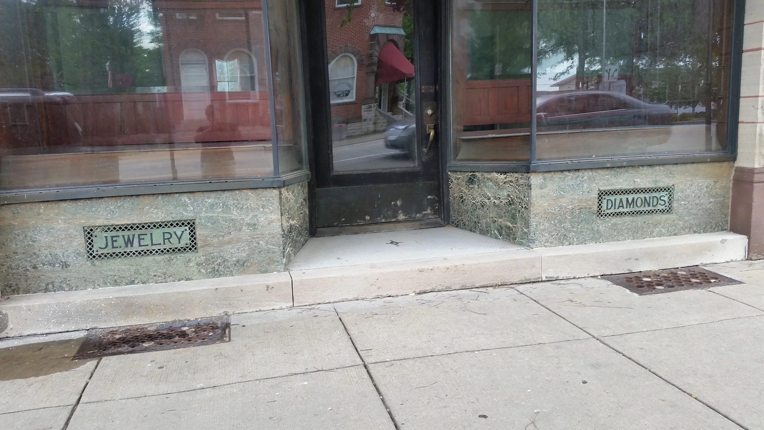emptyjewelrystore.jpg