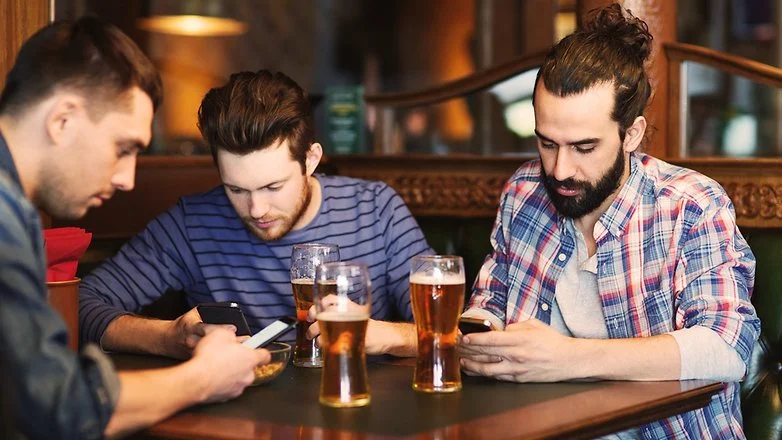 smartphonesinabar.jpg