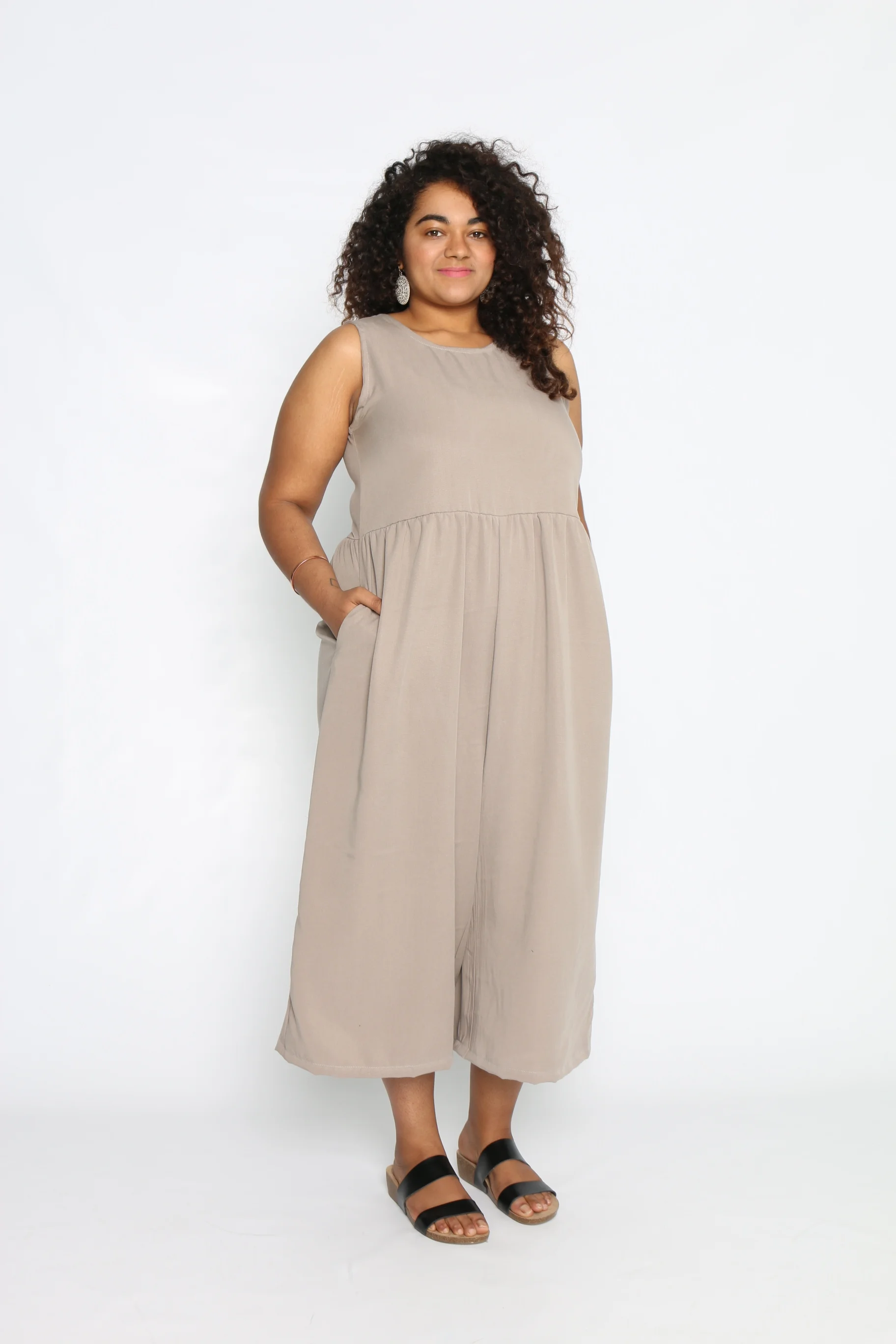 Faith is wearing a size Large in Fog.
