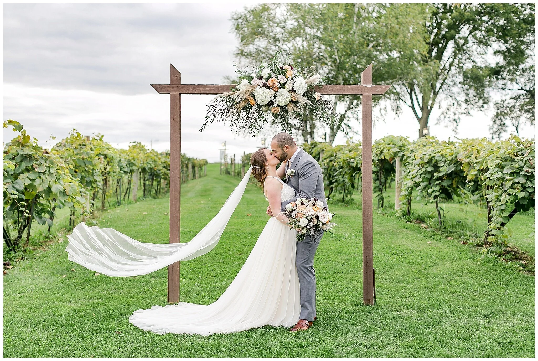 over_the_vines_edgerton_wisconsin_wedding_madison_wisconsin_photographer_0458.jpg