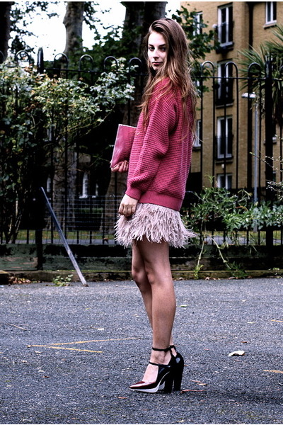 Andrea-Fenise-Feather-SkirtTrends