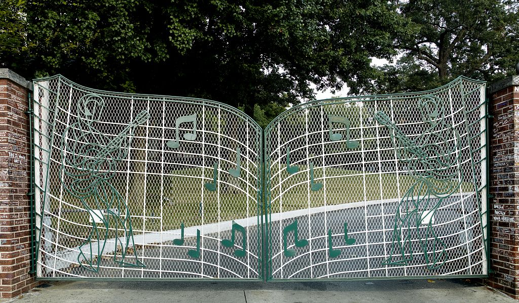 The gates to Graceland where Elivs Presley lived