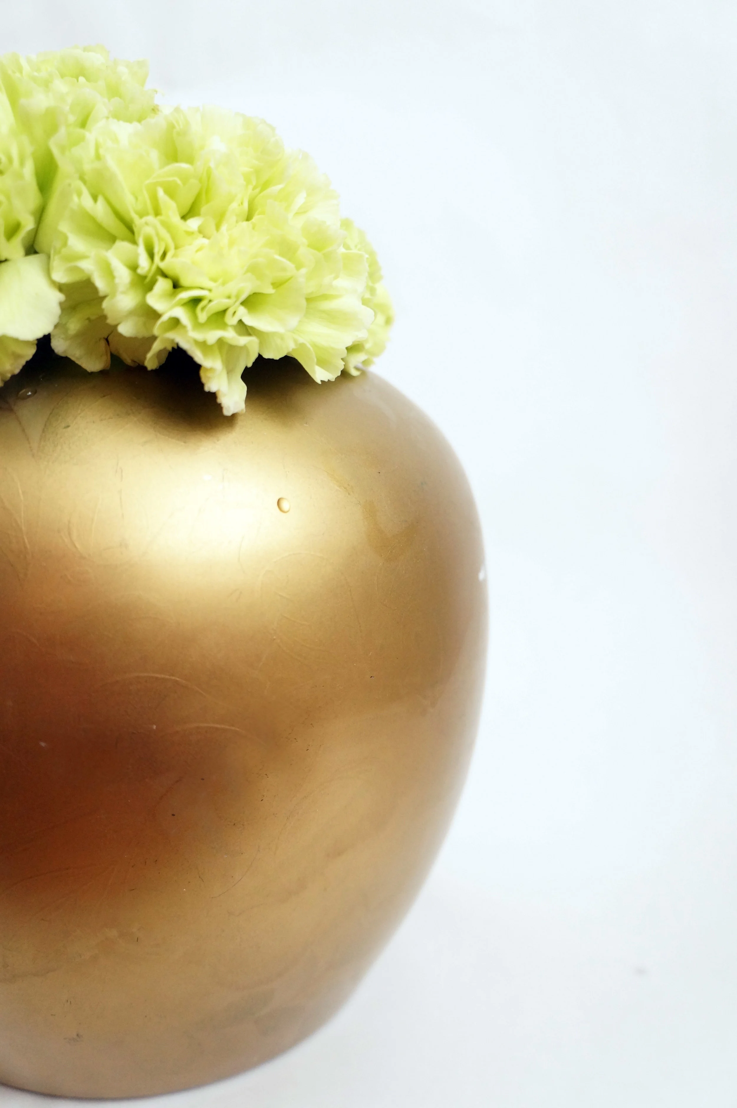 Andrea Fenise Memphis Fashion Blogger shares how to decorate your home with simple floral arrangements