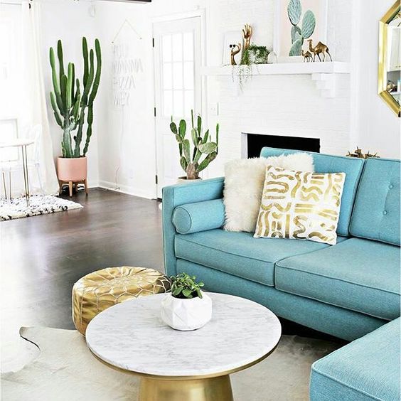 Andrea Fenise Memphis Fashion Blogger turns a room into an outfit
