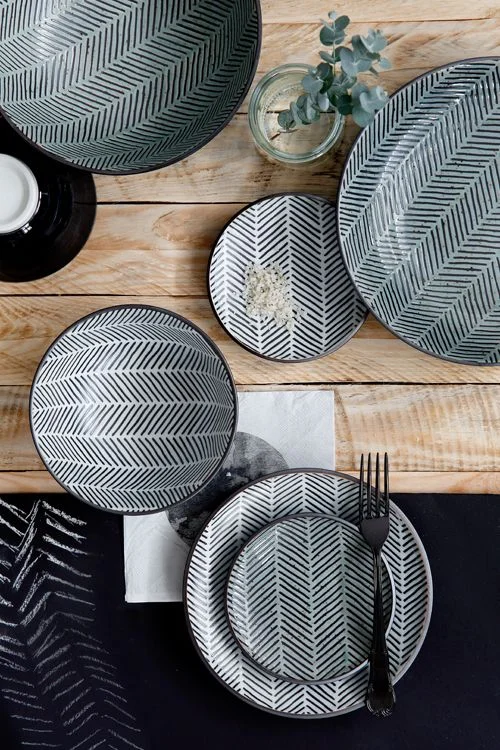 Andrea Fenise Memphis Fashion Blogger and Memphis Lifestyle Blogger shares patterned plate inspiration for Thanksgiving