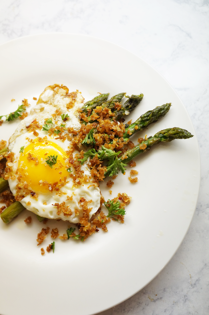 Andrea Fenise Memphis Fashion Blogger and Memphis Food Blogger shares fried egg and asparagus recipe