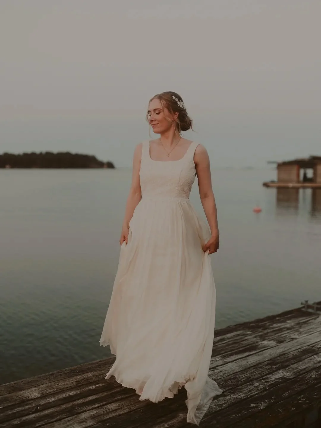 Ihana Venla meid&auml;n uniikissa h&auml;&auml;puvussa.&hearts;️ H&auml;n tuli luokseni sukunsa vanhan h&auml;&auml;puvun ja boleron kanssa, joita toivoi k&auml;ytett&auml;v&auml;n osana materiaalia. Boleron kauniista pitsist&auml; rakennettiin mekon