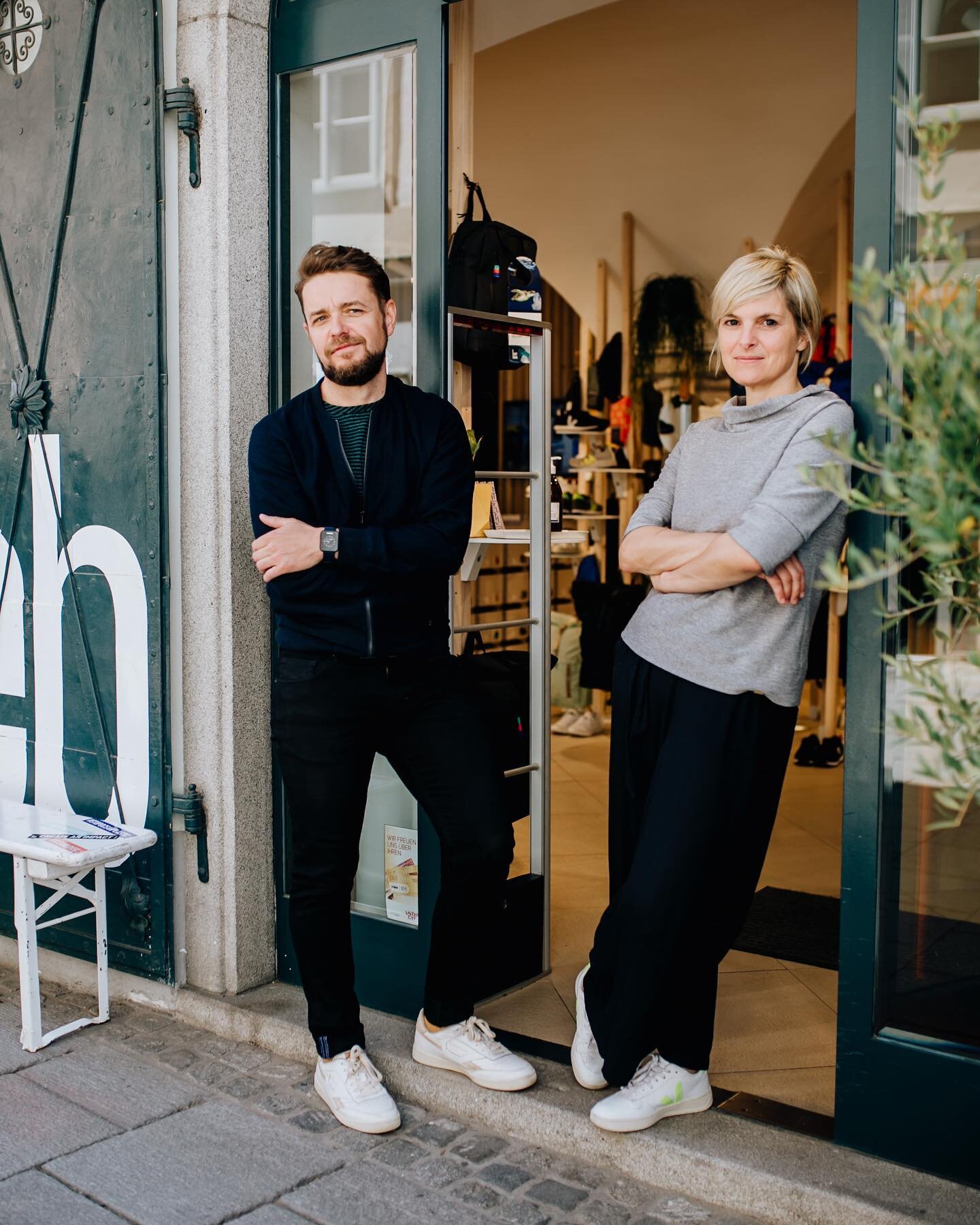 May we introduce you to someone special today: Anita and Christian are the owners of the slow fashion stores @kleidermachenleute_linz and @inthebox.shop 👟 Anyone who has ever strolled through the fancy Herrengasse in the old town of Linz has definit