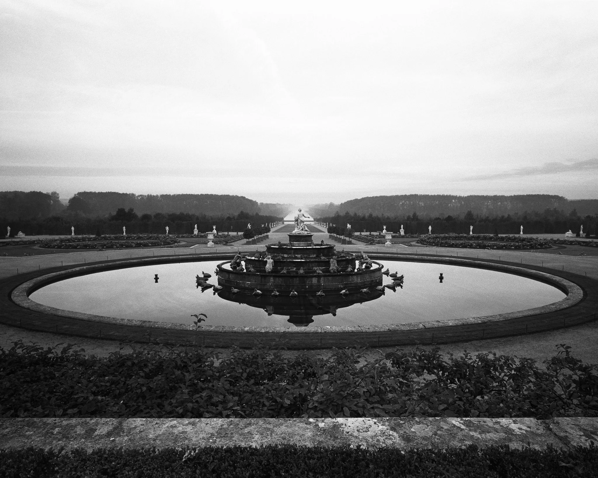 Black-and-white photograph of a fountain at Versailles, Paris.