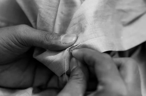 100Hands shirts are hand-sewn to achieve the highest precision, using a microscope for sewing the buttonholes. (Image - 100Hands)