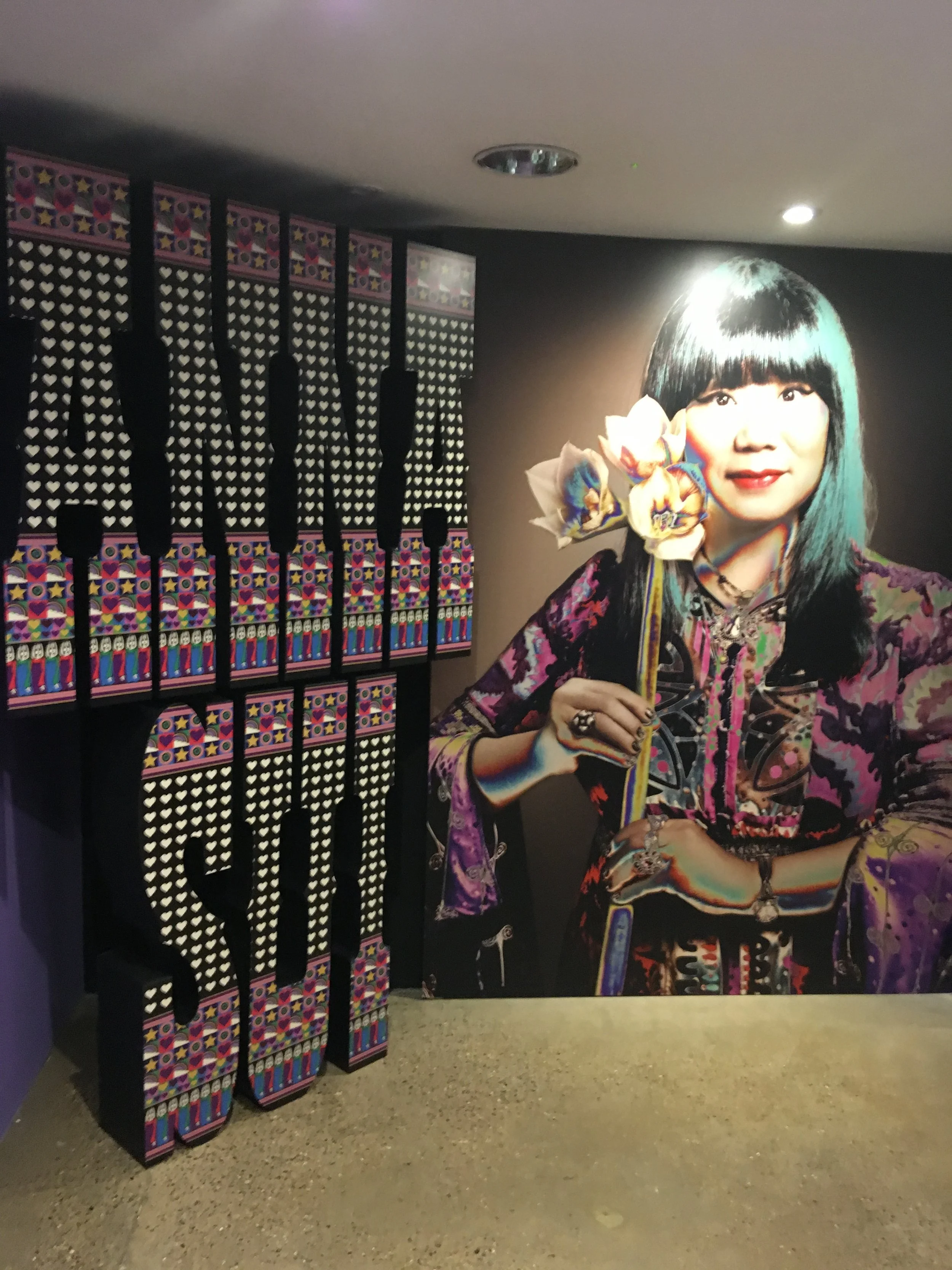 London stylists: The World of Anna Sui provides not only a fascinating guide to the history of American pop culture, but also a powerful inside look into the creative process and unique world view of this iconic New York designer. 