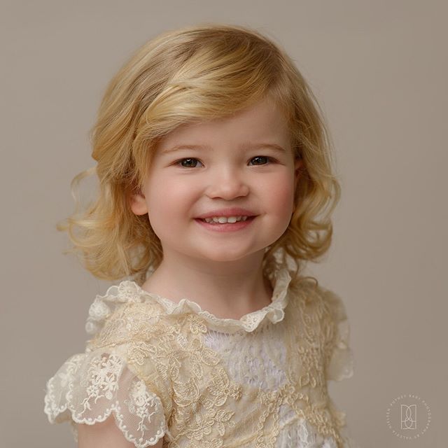 I&rsquo;m so excited to share this timeless portrait of beautiful Jorja❤️As you know I also offer sessions for older babies and they are always a lot of fun 😊....................................................................................
To boo