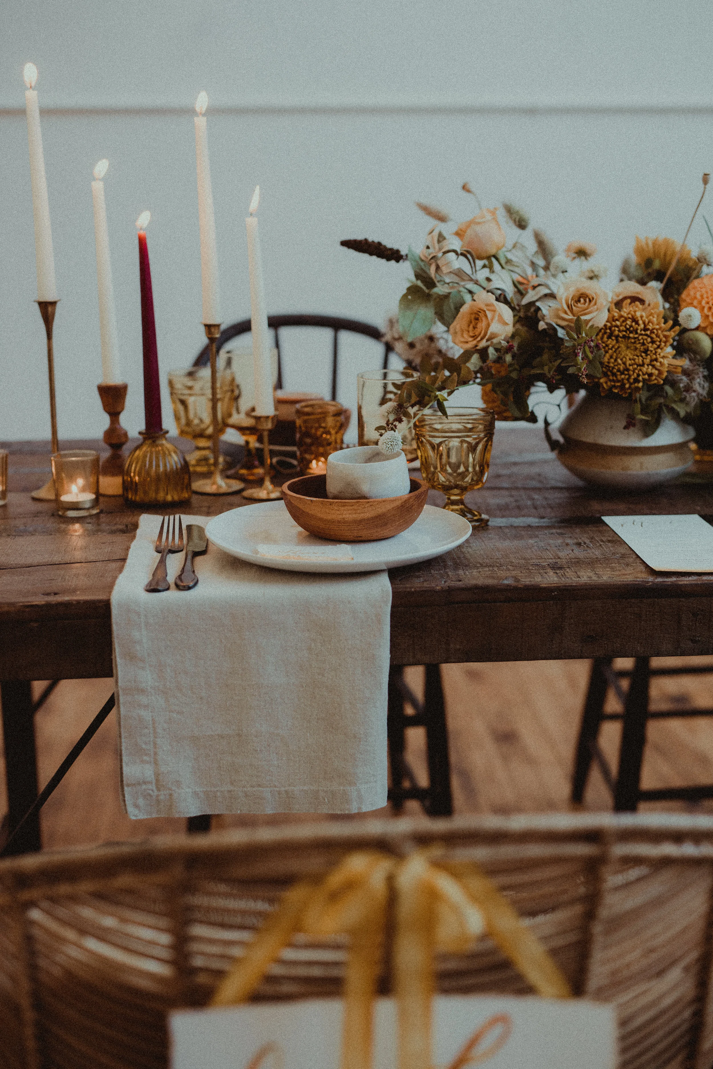 70’s inspired tablescape of dreams. Amber and neutral elements provide warmth and comfort. Photography Anna Caitlin Photography , florals Small Yard Flowers , coordination The Indigo Bride , rentals by Curated .
