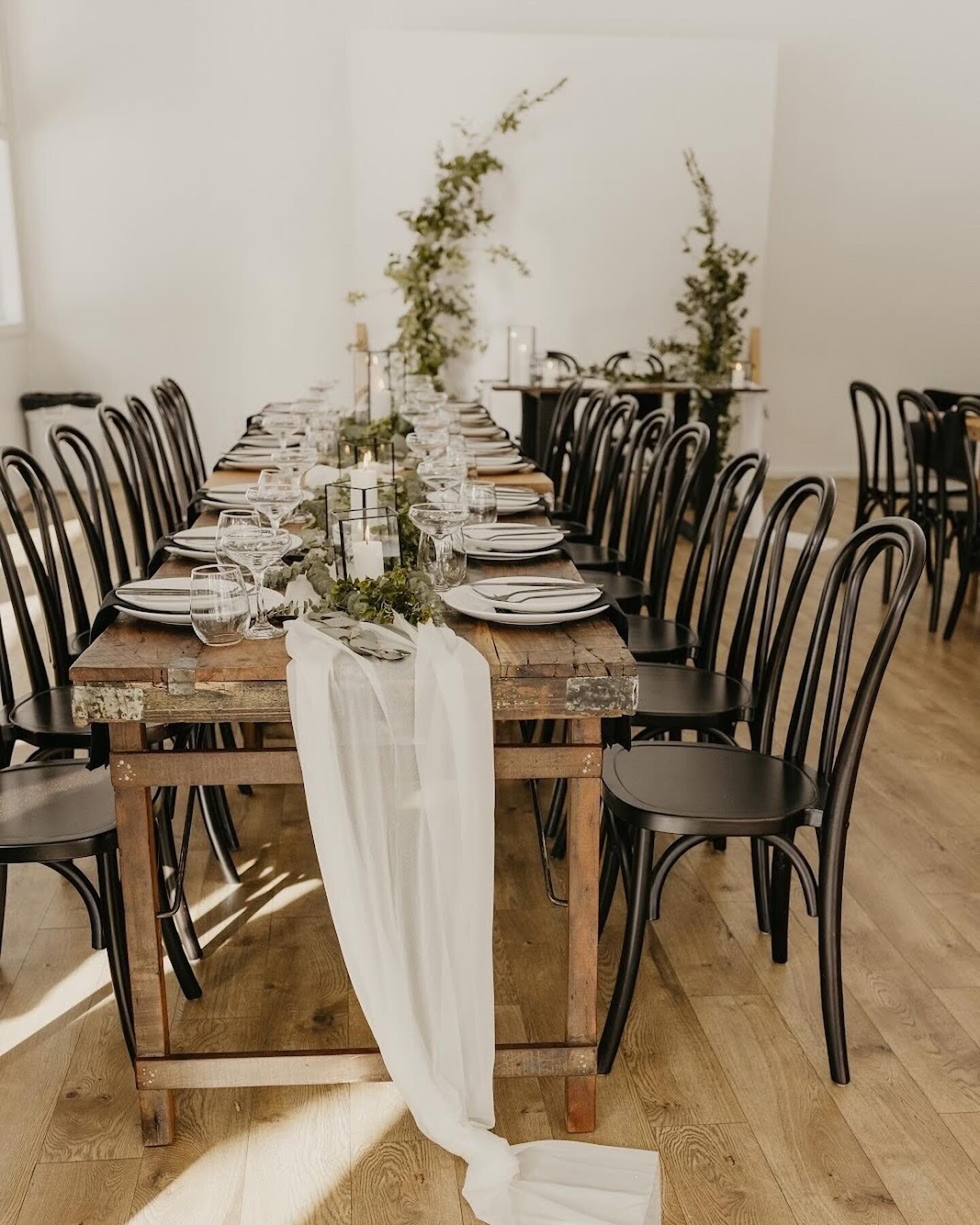 White Aspen Creative is one of our favorite venues here in Central Oregon! What&rsquo;s your favorite venue? 
⠀⠀⠀⠀⠀⠀⠀⠀⠀
📷 @juliadukephoto
@whiteaspencreative
@gwynrider
@posie_shoppe
@aandbe_seattle
@crumb_cakery
@rev.chrislewis