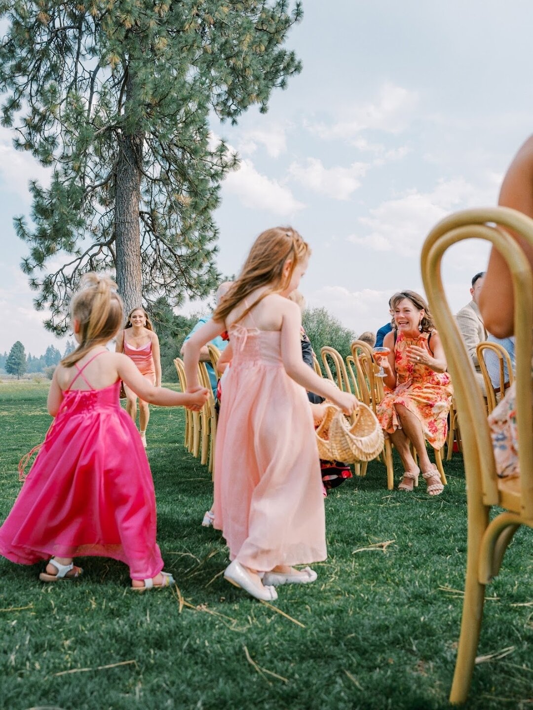Hana + Kyle were not afraid of utilizing color in their big day. And we have to say, they absolutely smashed it with these perfect peachy tones. 

📷 @rtfaithphotography
@danielledemarcosmith
@blackbutteranchweddings
@flipflopsounds
@bendvwphotobus
@