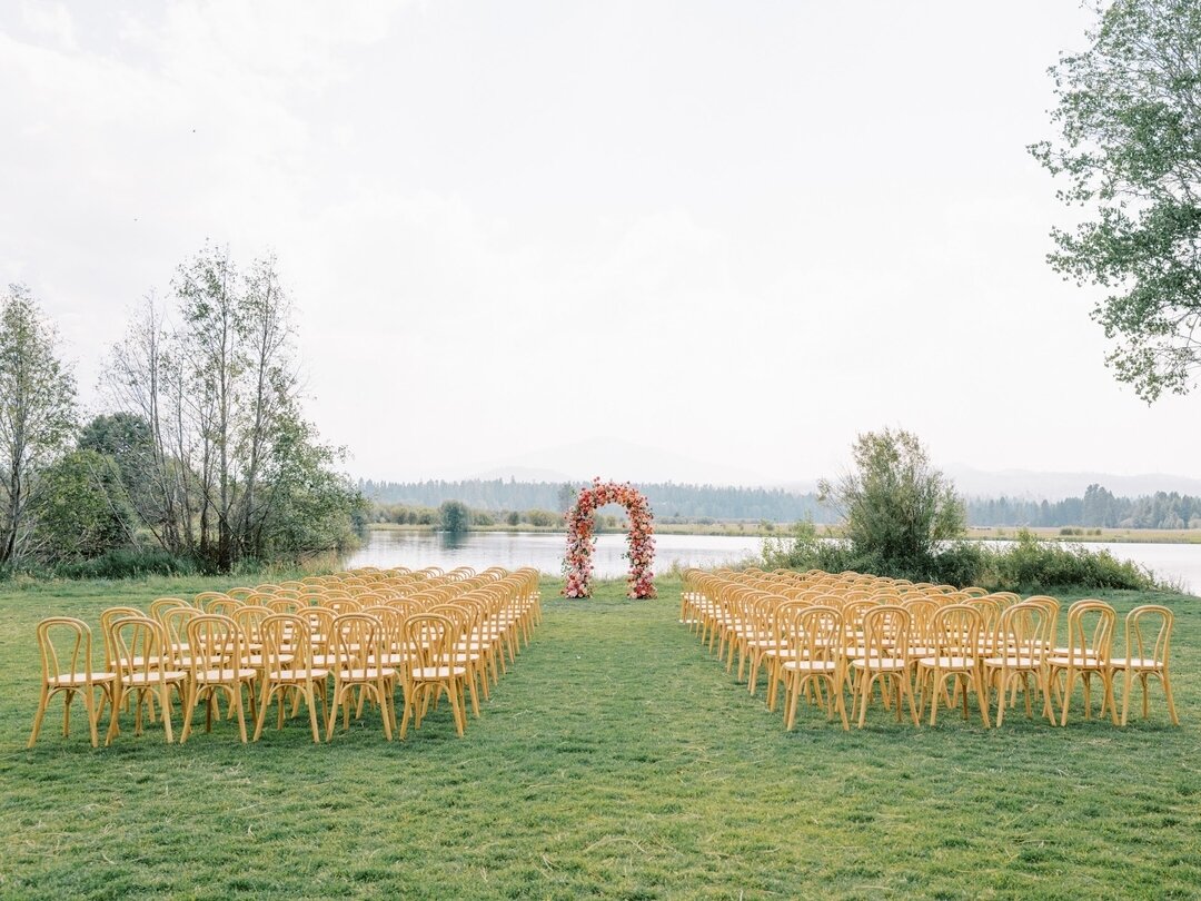 brb, we could literally stare at these photos for hours

📷 @rtfaithphotography
@danielledemarcosmith
@blackbutteranchweddings
@flipflopsounds
@bendvwphotobus
@trelliscreativeco
@braidsby_emilydrew
@natalie_tonneson
@hanamats