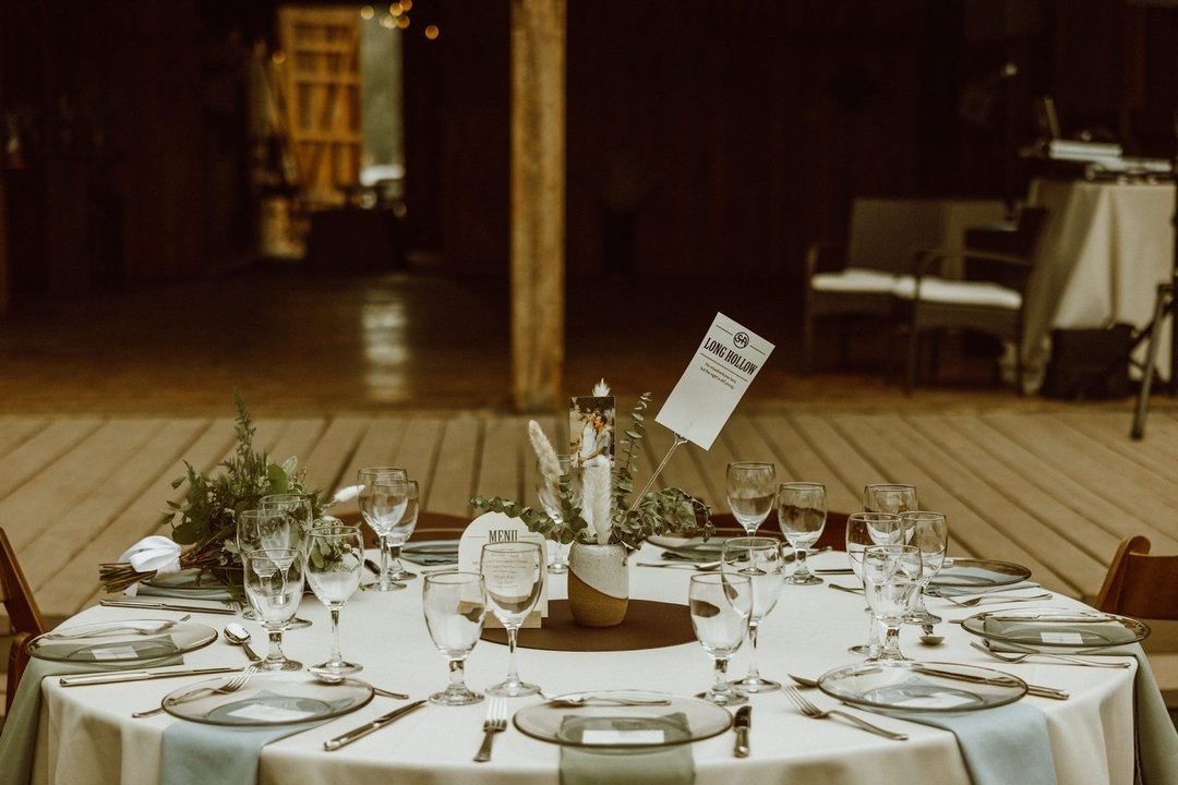 The perfect simplistic yet elegant tablescape does not exi&mdash; 

📷 @estherrohrphoto
@theindigobride
@longhollowranch