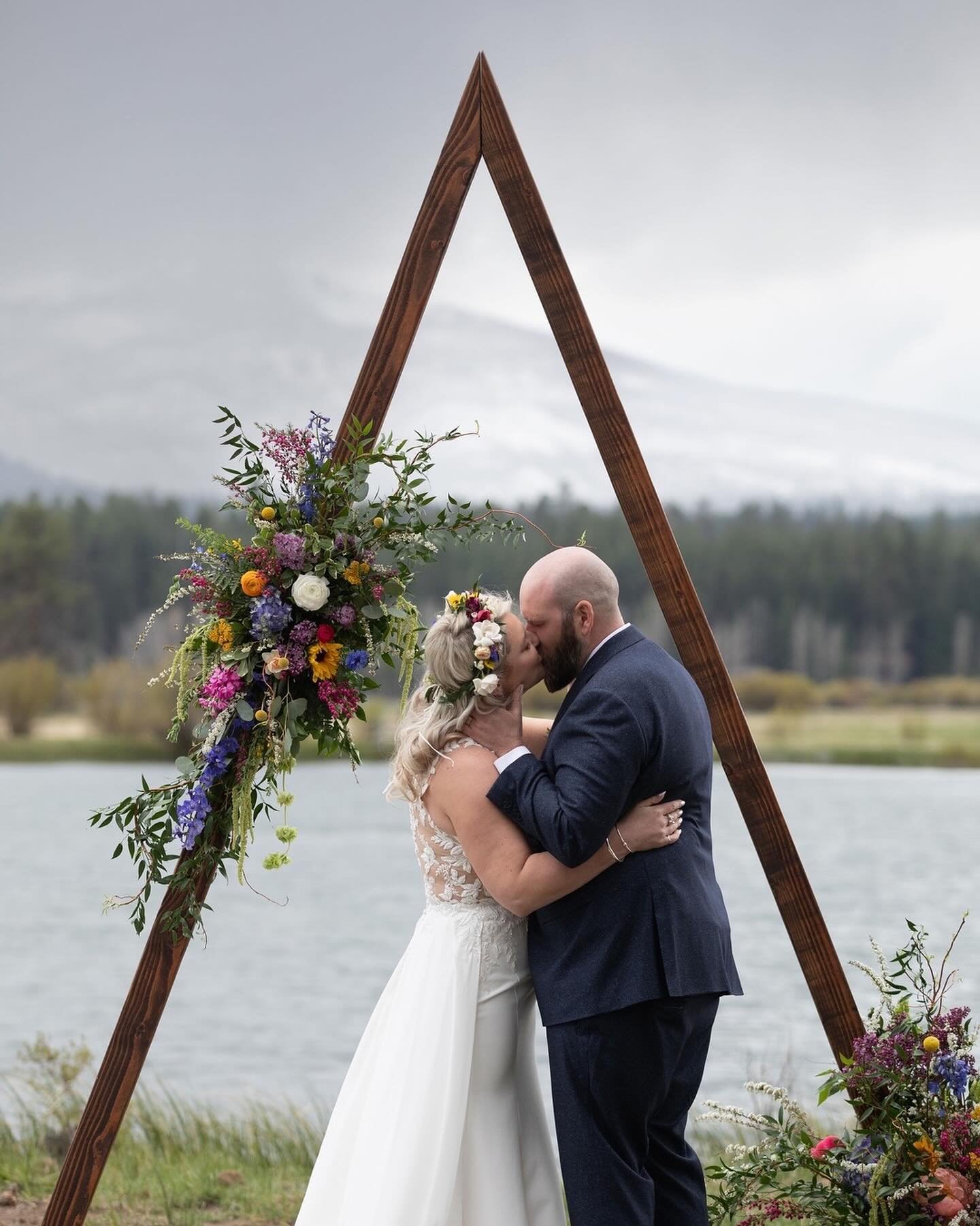 Our Mountain Peak Arbor is a classic backdrop for any ceremony.. Cheers to the MacRae&rsquo;s! 
⠀⠀⠀⠀⠀⠀⠀⠀⠀
@karleyjoanweddings
@blackbutteranchweddings
@lush_salon_bend
@woodlandfloraldesign
@flipflopsounds
📷 @four_eyes_photographer