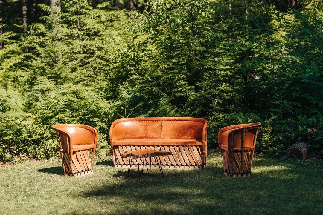 Pair our Smith Rock Loveseat with our Smith Rock Chairs and Coffee Table for a complete set! These pieces are so unique and versatile!

📷 @juliannebrasher
@lolomalodge
@amandaclaire.co
@goodseedfloral
@lifein.letters
@flipflopsounds
@swr.dining
@hon