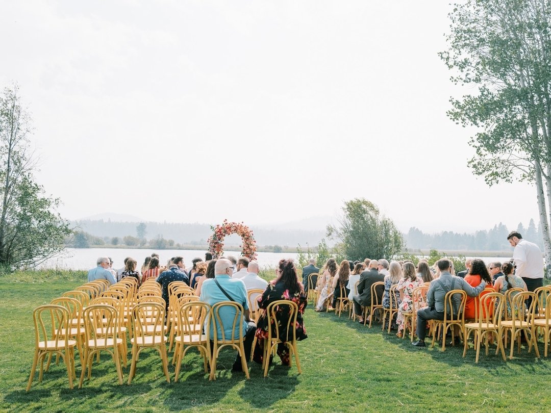 Repurpose those chairs! Hey, you paid for 'em-- might as well use them twice? We love this flip from ceremony chairs to dining chairs! 

📷 @rtfaithphotography
@danielledemarcosmith
@blackbutteranchweddings
@flipflopsounds
@bendvwphotobus
@trelliscre