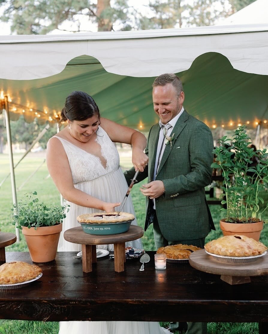 Happy Thanksgiving from us to you! We hope you're eating lots of pie today!!!
⠀⠀⠀⠀⠀⠀⠀⠀⠀
Planner @theindigobride
Photographer @kaylacindyphoto
Rentals @Curated_eventrentals , @bendpartyrentals, @highdeserteventrentalsoregon 
Hair + makeup @sarahruthha