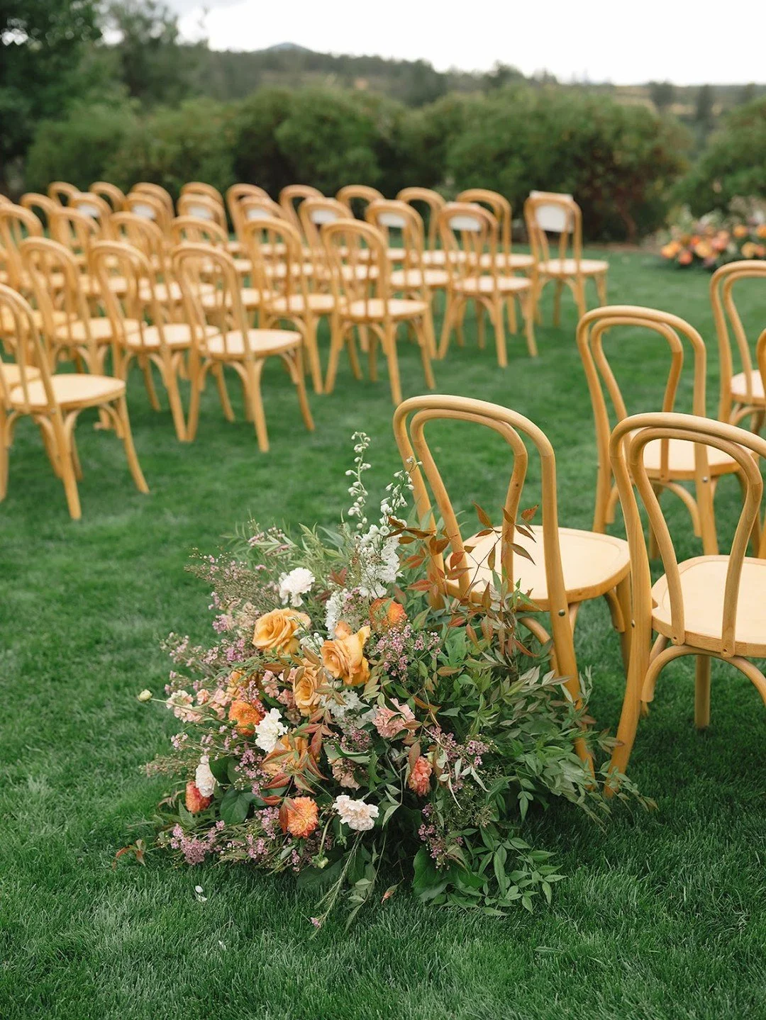Planning tip: choose rentals that complement your venue&rsquo;s natural vibe &mdash; especially when the Oregon landscape steals the show. 🌲

@amandaclaire.co
@sarah.anne.thompson
@tetherowweddings
@tetherowweddings
@crumb_cakery
@westcoastmakeupand