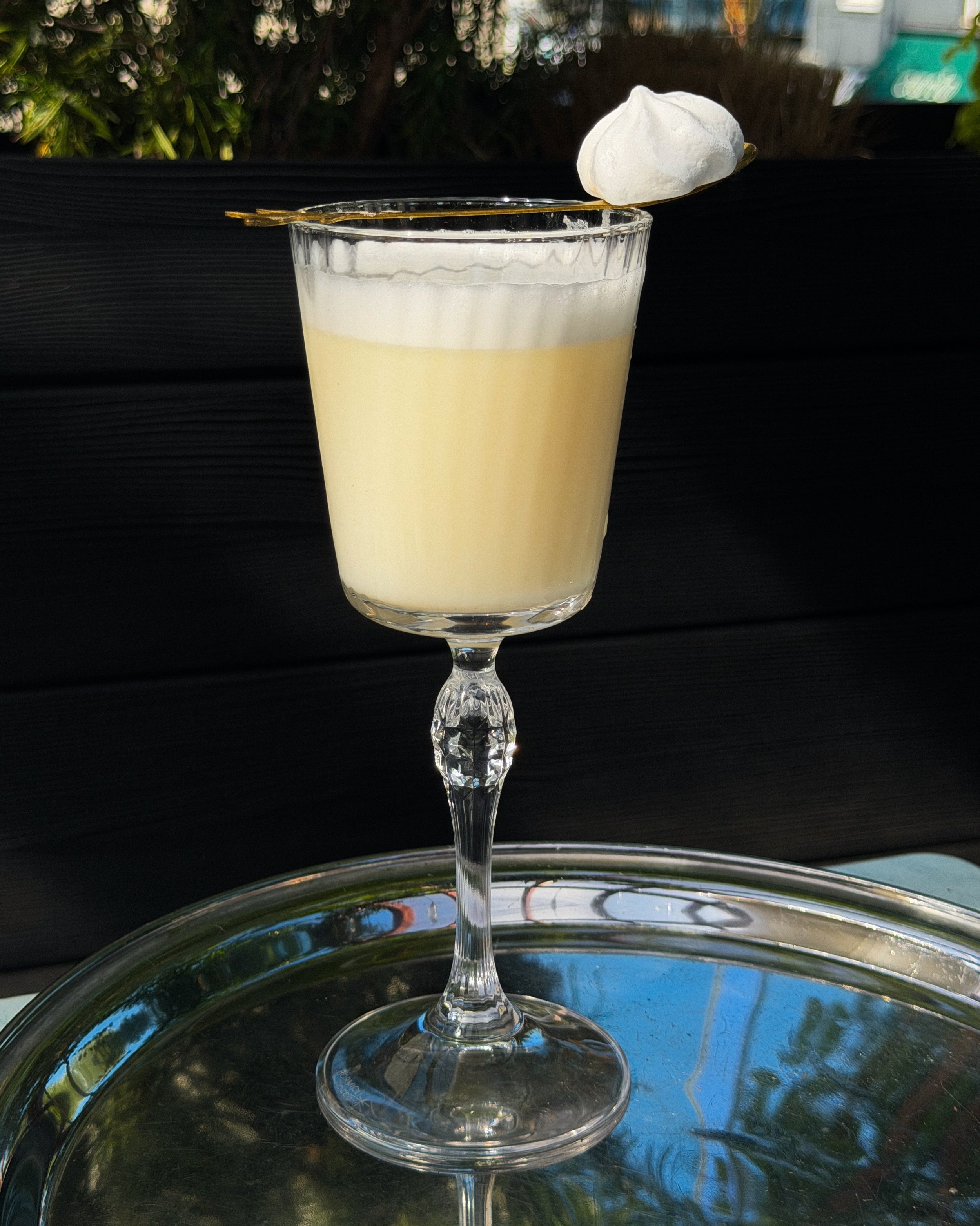 LEMON MERINGUE 🍋

Shaken, light, zesty
Vanilla vodka, White chocolate, Prosecco, Lemon
Edible Meringue Garnish