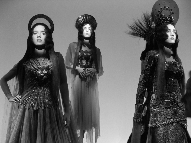 Jean_Paul_Gaultier_From_the_Sidewalk_to_the_Catwalk_deyoung_pas_un_autre_7-777x583.jpg