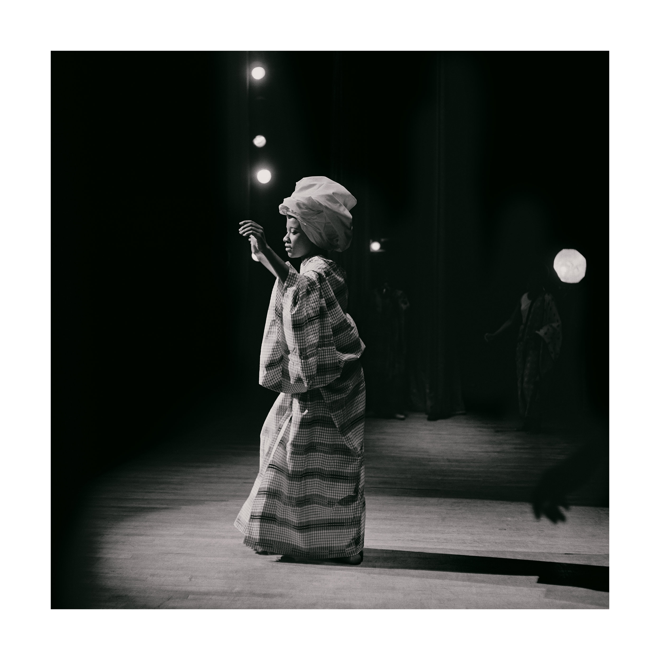  Kwame Brathwaite. Grandassa Model onstage, Apollo Theater, Harlem, ca. 1968.Courtesy of the artist and Philip Martin Gallery, Los Angeles. 