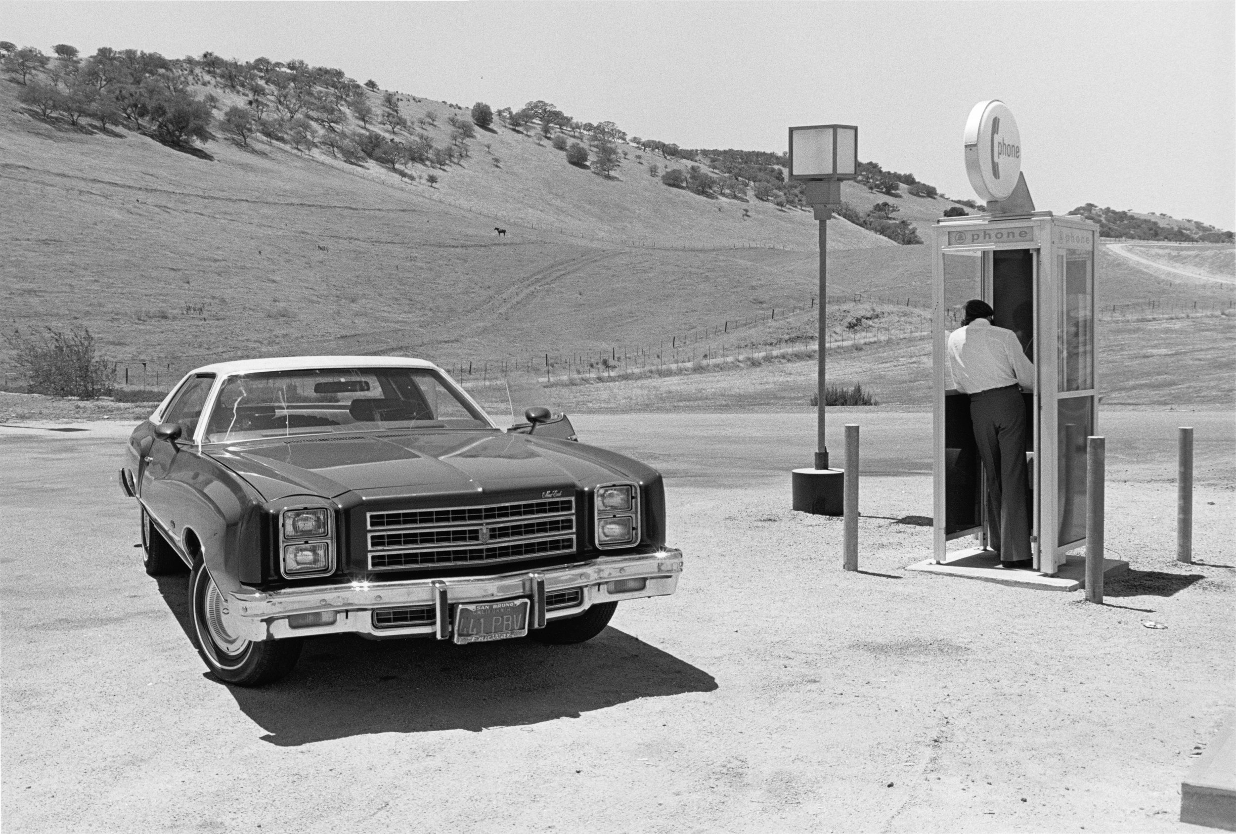   Henry Wessel,   California,   1977 © Henry Wessel; courtesy Pace/MacGill Gallery, New York  