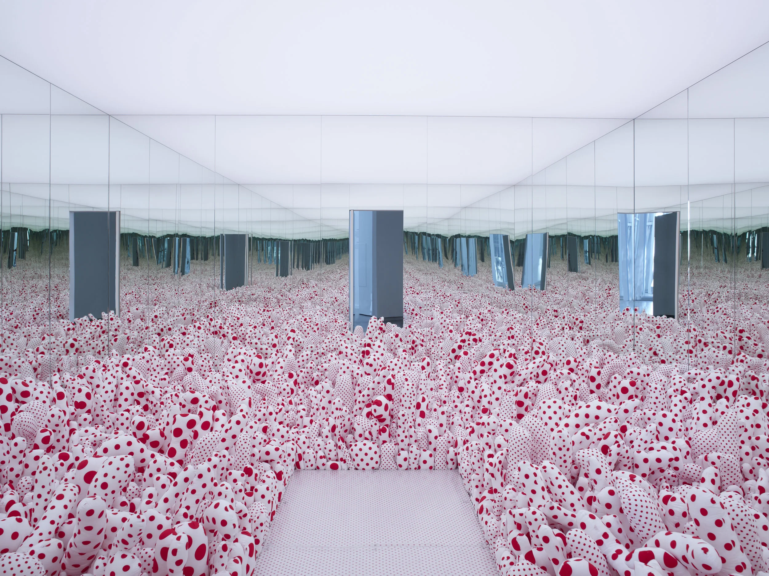 Yayoi Kusama : Infinity Mirror Room - Phalli’s Field (or Floor Show) , 1965/2013
