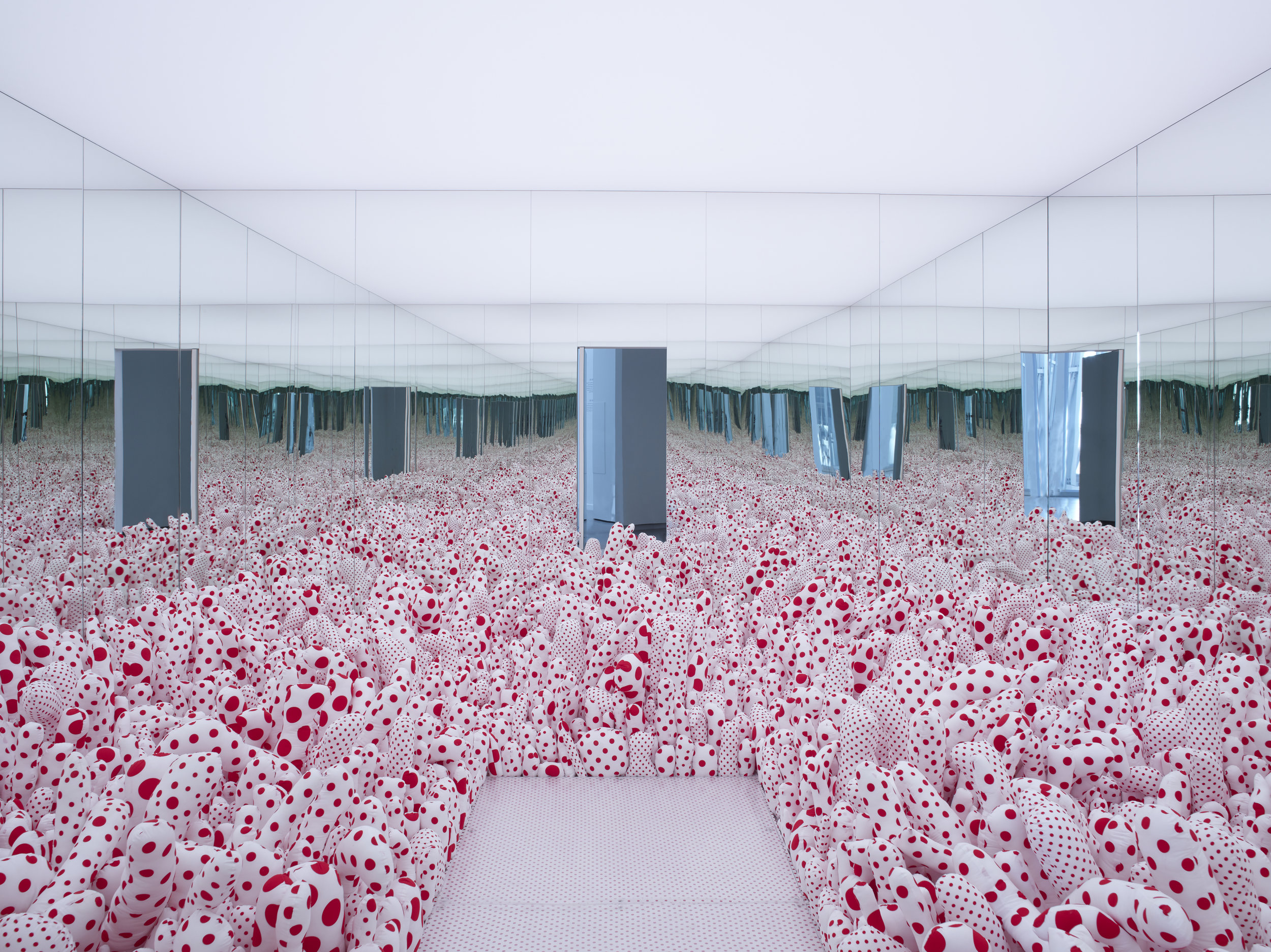   Yayoi Kusama :  Infinity Mirror Room  -  Phalli’s Field (or Floor Show) , 1965/2013 