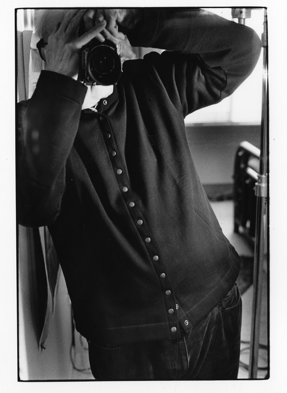 Autoportrait, black cardigan, (…des photographes…des artistes et le cardigan pression) 2019 © Mark Cohen.jpg