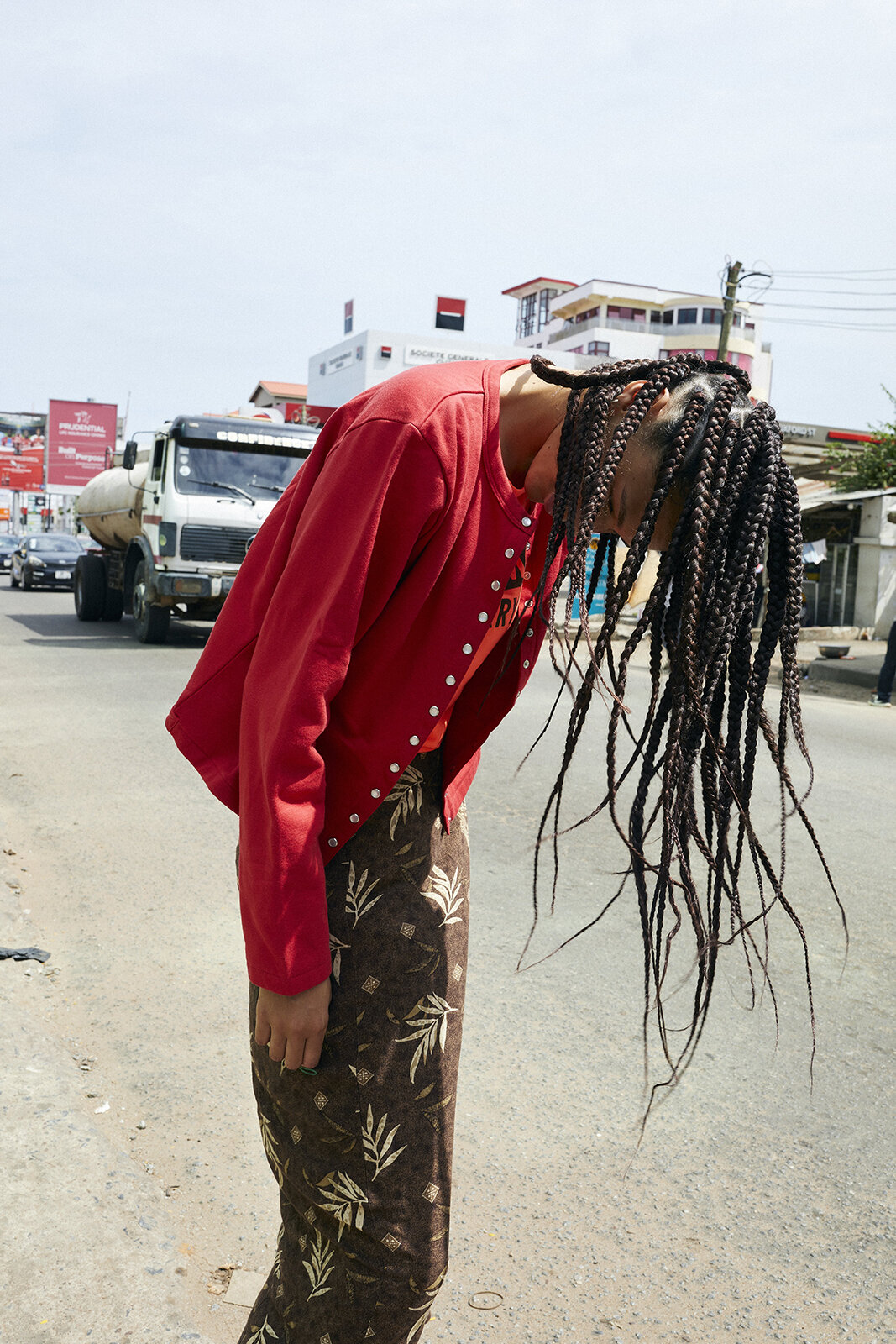 Binx, Accra, Ghana, (…des photographes…des artistes et le cardigan pression) 2019 © Juergen Teller, All Rights Reserved Courtesy galerie Suzanne Tarasieve, Paris.jpg