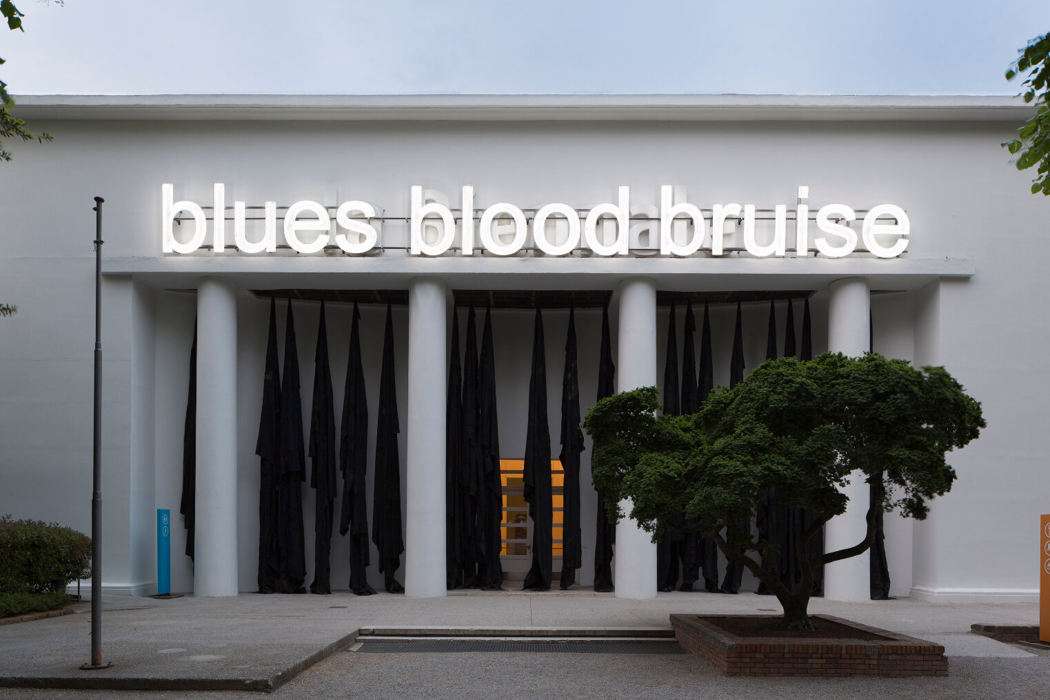  Glenn Ligon  A Small Band , 2015   Neon, paint, and metal support, Three components; “blues”: 74 x 231 in   (188 x 586.7 cm); “blood”: 74 ¾   x 231 1/2 in (189.9 x 588 cm); “bruise”:   74 3/4 x 264 3/4 in (189.9 x 672.5 cm);   overall approx. 74 3/4