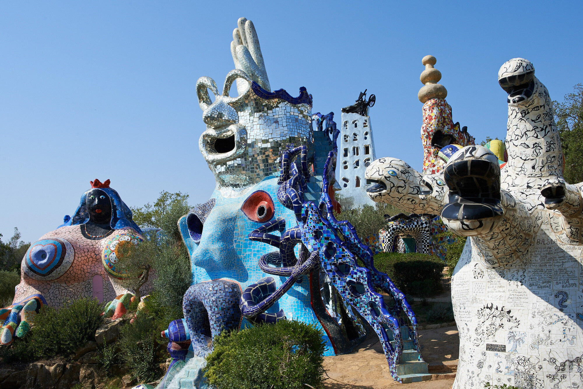  Niki de Saint Phalle Interior view of  Empress, Tarot Garden , Garavicchio, Italy   © 2019 FONDAZIONE IL GIARDINO DEI TAROCCHI. Photo: Peter Granser 