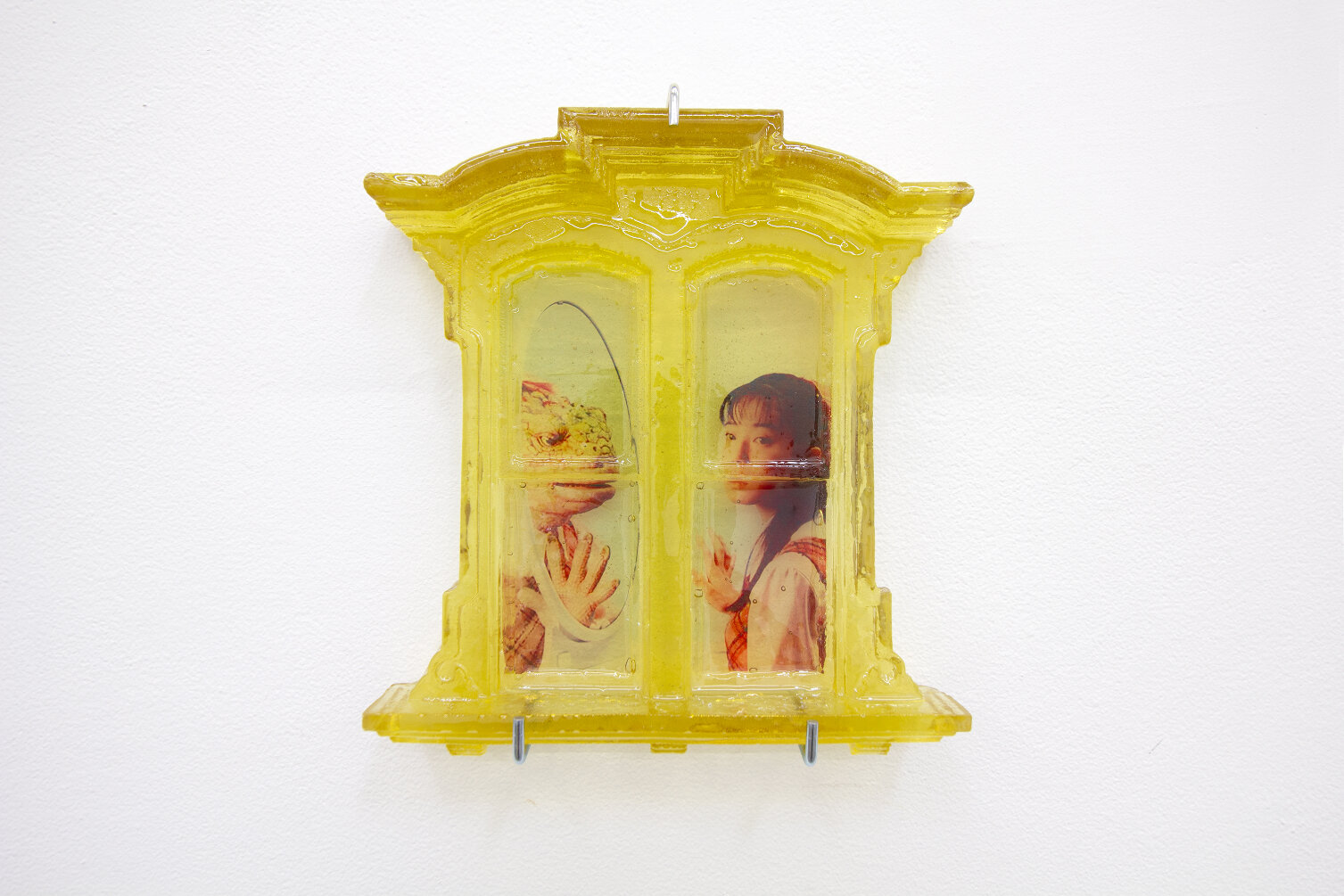  Sula Bermúdez-Silverman  Peephole I (Iguana Girl) , 2021 Isomalt sugar, food dye, transparency film, epoxy resin 9 x 8 x 1 in (22.9 x 20.3 x 2.5 cm)   