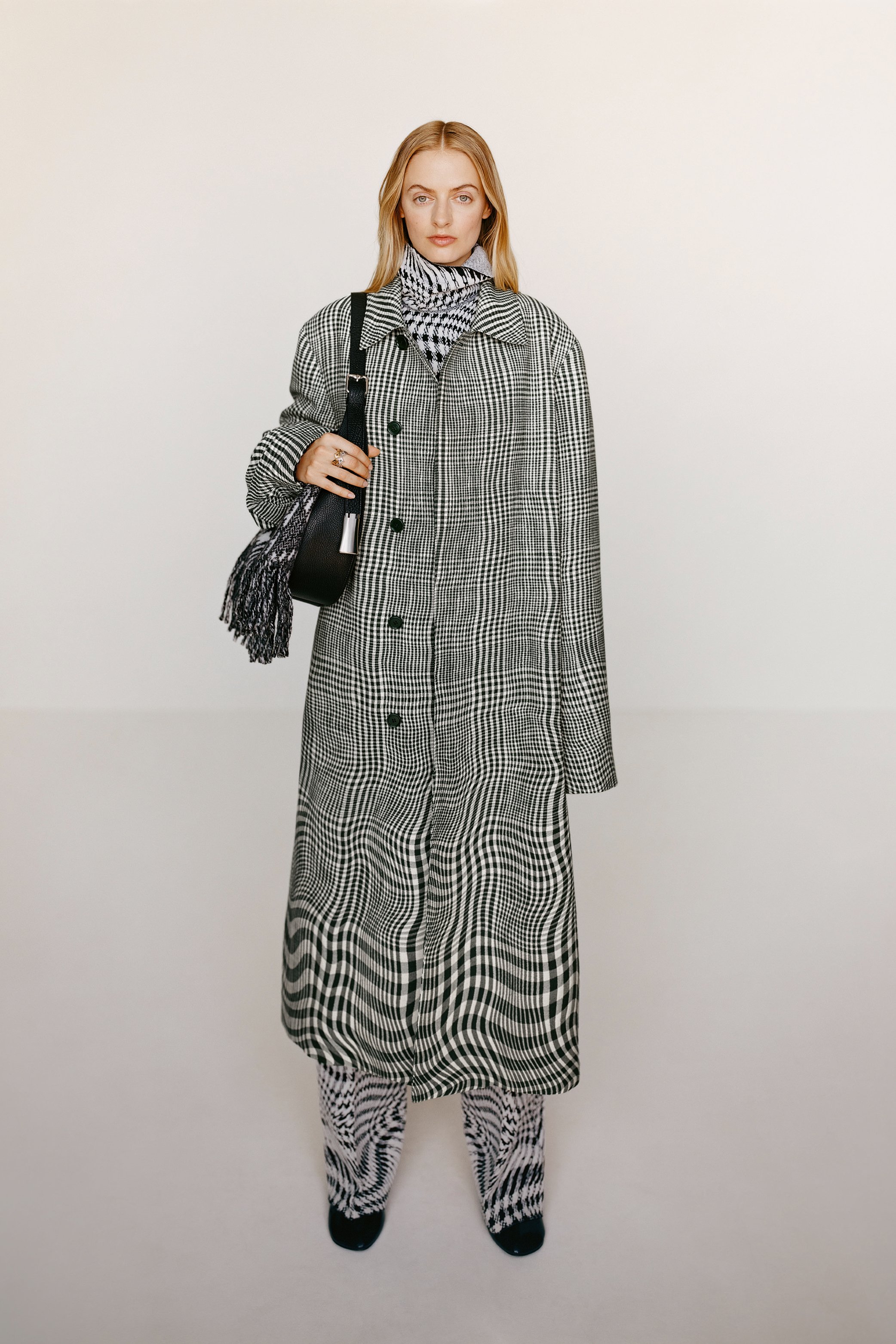 BURBERRY_SPRING_24_LOOKBOOK_LOOK_01.jpg